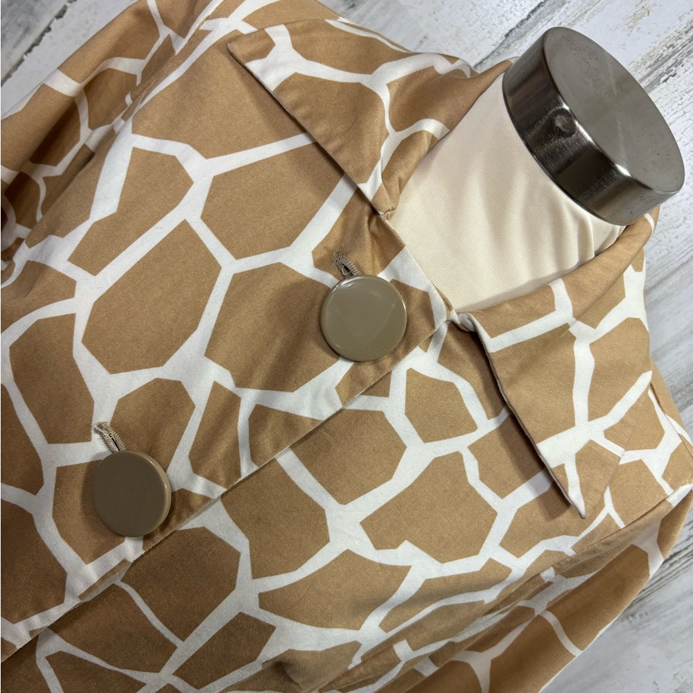 Light Giraffe Patterned Button-Front‎ Swing Jacket - Picture 2 of 7